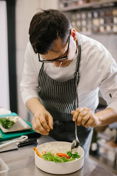 Preparing Bowl Seafood Male Chef Prepares Delicious Dish Restaurant Kitchen — Stock Photo, Image