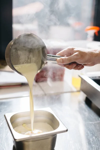 ガナッシュを作る過程 ピスタチオクロワッサンの充填 クリームはホワイトチョコレートに影響します — ストック写真