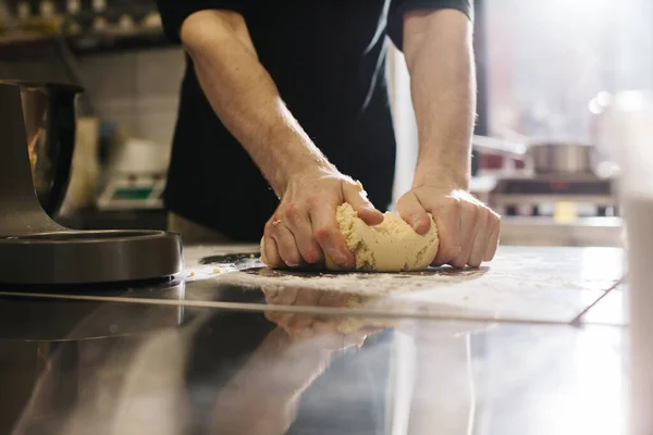 Ferme Cuisinier Pétrit Pâte Avec Ses Mains Faisant Des Macarons — Photo