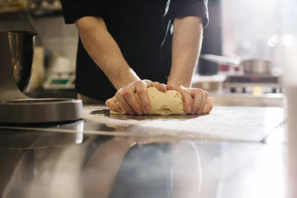 Ferme Cuisinier Pétrit Pâte Avec Ses Mains Faisant Des Macarons — Photo