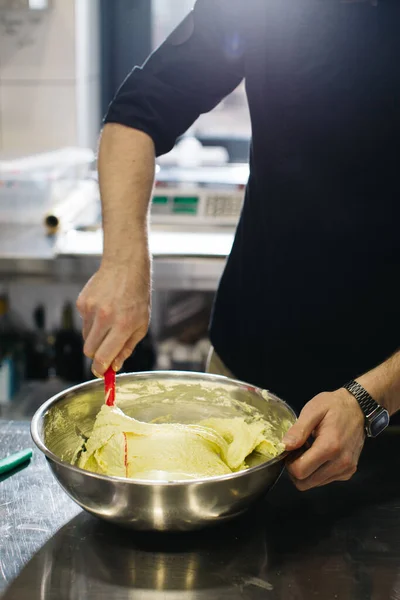 Chef Trabaja Cocina Proceso Hacer Masa Para Macarrones —  Fotos de Stock