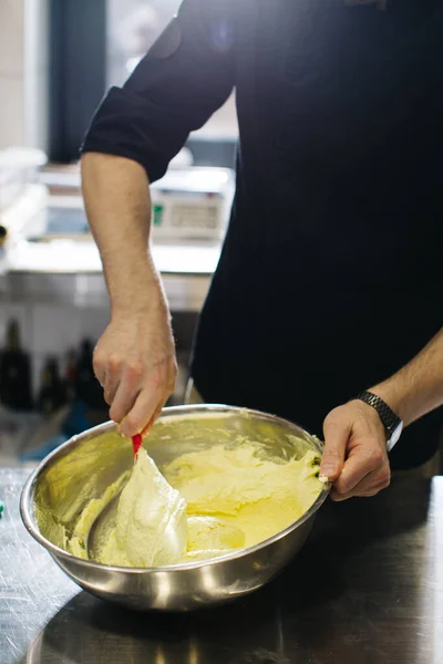 Chef Trabaja Cocina Proceso Hacer Masa Para Macarrones —  Fotos de Stock