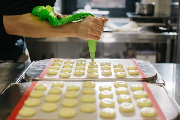 Confectioner Makes Macaroons Pastry Shop — Stock Photo, Image