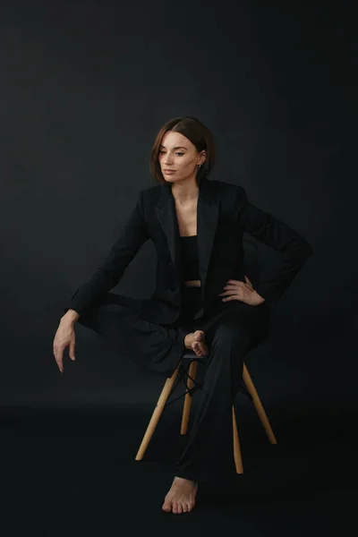 Modern Tarz Bir Kadının Portresi Siyah Arka Planda Sandalyede Poz — Stok fotoğraf