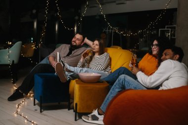 Bir grup arkadaş kafede film izlerken eğleniyor..