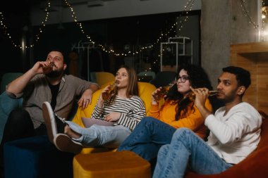 Akşamları bir kafede bir grup arkadaş en sevdikleri TV dizisini izleyerek vakit geçiriyorlar..