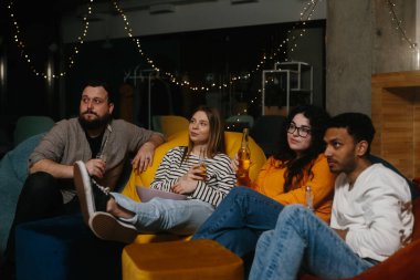 Akşamları bir kafede bir grup arkadaş en sevdikleri TV dizisini izleyerek vakit geçiriyorlar..