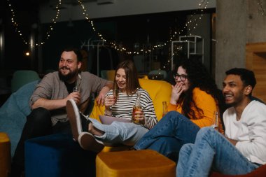 Akşamları bir kafede bir grup arkadaş en sevdikleri TV dizisini izleyerek vakit geçiriyorlar..