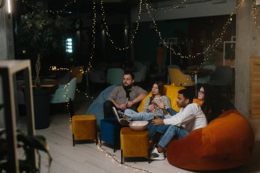 Dört arkadaş akşam bir kafede eğleniyor. Televizyon dizisi ya da futbol maçı izliyorlar..