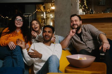 Kafede film izleyen neşeli gençler..