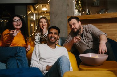 Kafede film izleyen neşeli gençler..