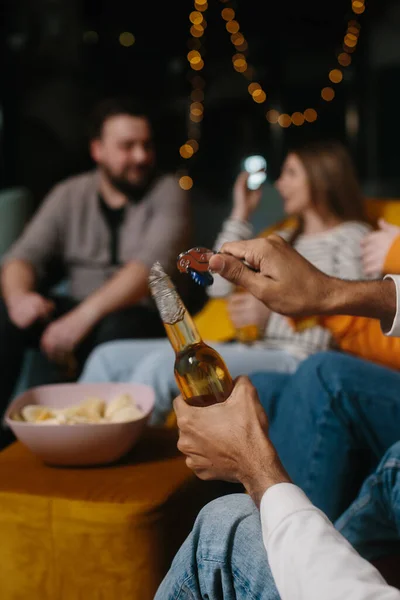 Abrir Uma Garrafa Cerveja Perto Grupo Amigos Diverte Assistindo Filme — Fotografia de Stock