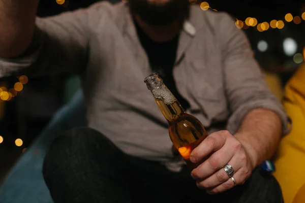Abriendo Una Botella Cerveza Cerca Grupo Amigos Divierte Viendo Una —  Fotos de Stock