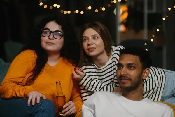 Glada Unga Människor Tittar Film Ett Café — Stockfoto
