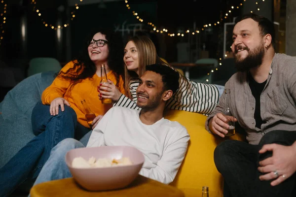 Een Groep Vrienden Eet Snacks Drinkt Bier Terwijl Kijken — Stockfoto
