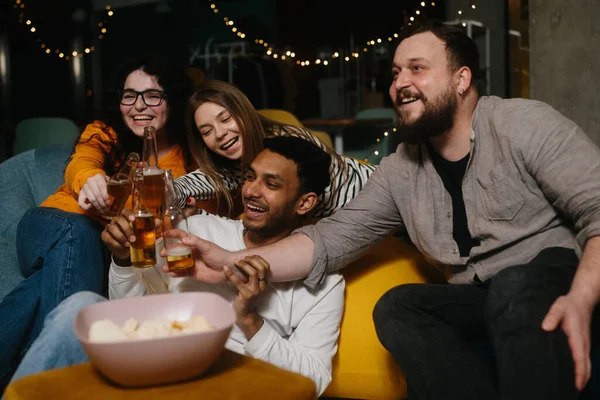 Een Groep Vrienden Eet Snacks Drinkt Bier Terwijl Kijken — Stockfoto