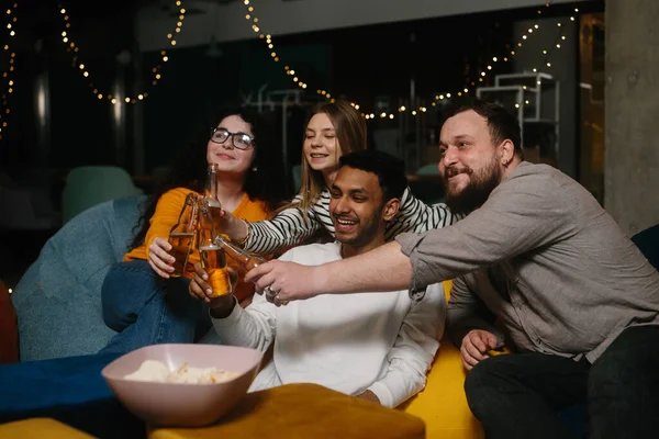 Grupo Amigos Come Bocadillos Bebe Cerveza Mientras Ven Televisión —  Fotos de Stock