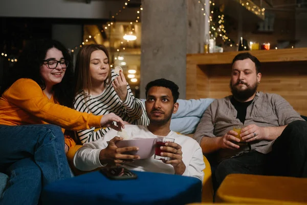 Group Friends Eat Snacks Drink Beer While Watching — Stock Photo, Image