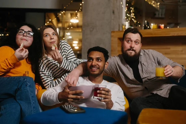 Grupo Amigos Come Bocadillos Bebe Cerveza Mientras Ven Televisión —  Fotos de Stock