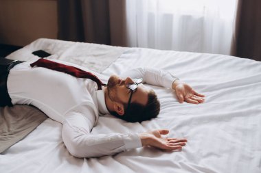 Yorgun işadamı otel kangurusunda dinleniyor.