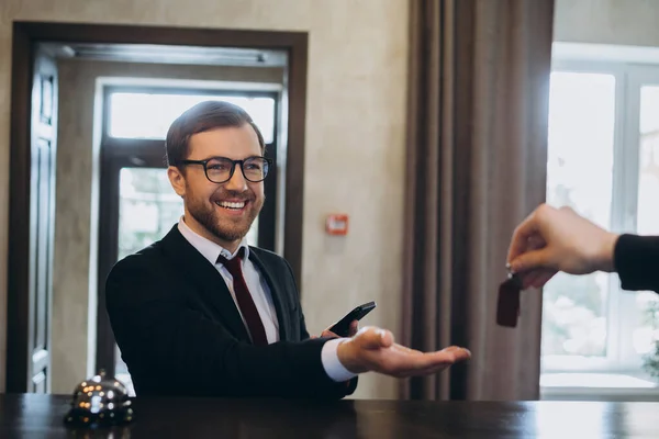 Lächelnder Geschäftsmann Nimmt Türschlüssel Nach Dem Einchecken Hotel Selektiver Fokus — Stockfoto