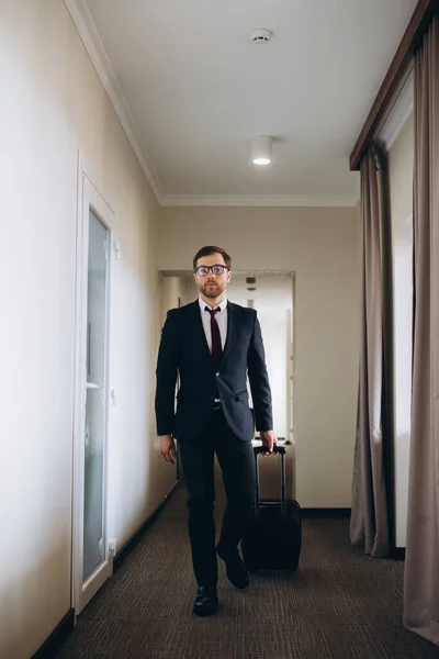 Üzletember Csomagokkal Sétálva Egy Hotel Folyosóján — Stock Fotó