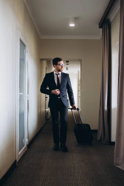 Homme Affaires Marchant Avec Des Bagages Dans Couloir Hôtel — Photo