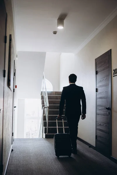 Empresário Caminhando Com Bagagem Corredor Hotel — Fotografia de Stock