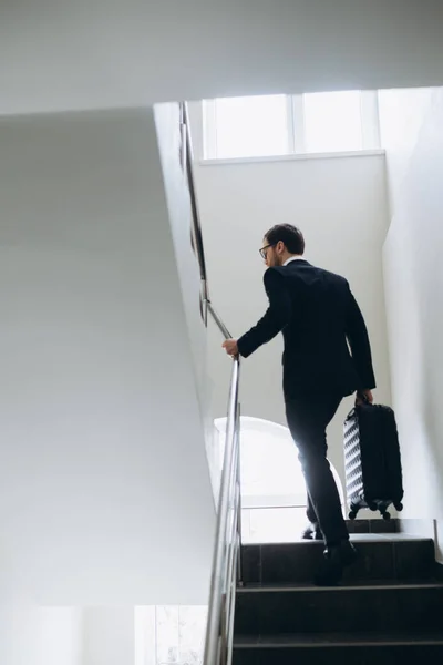 Бізнесмен Валізою Йде Сходами Готелі — стокове фото