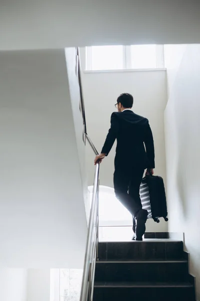 Homme Affaires Avec Une Valise Monte Les Escaliers Hôtel — Photo