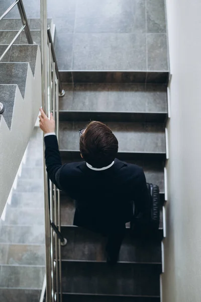 Бізнесмен Валізою Піднімається Сходах Готелю Вид Зверху — стокове фото