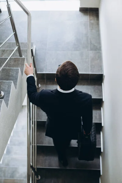 Бізнесмен Валізою Піднімається Сходах Готелю Вид Зверху — стокове фото