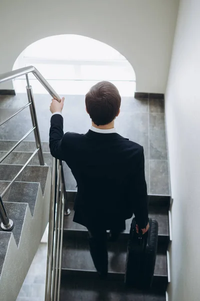 Hombre Negocios Con Una Maleta Está Subiendo Las Escaleras Del —  Fotos de Stock