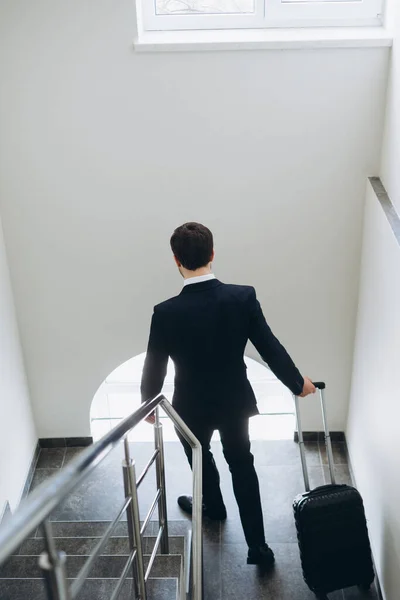 Лестнице Отеле Поднимается Бизнесмен Чемоданом Вид Сверху — стоковое фото