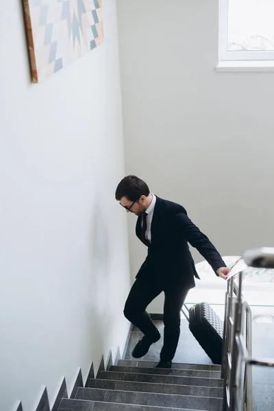 Homme Affaires Avec Une Valise Monte Les Escaliers Hôtel Vue — Photo