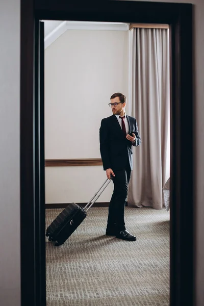 Homem Negócios Com Uma Mala Entra Seu Quarto Hotel — Fotografia de Stock