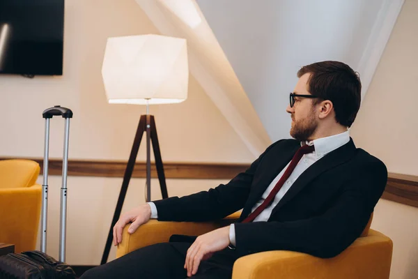 Ein Geschäftsmann Ruht Sich Einem Bequemen Sessel Einem Hotelzimmer Aus — Stockfoto