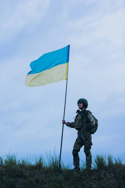 Armed Ukrainian Female Soldier Holding National Flag — Stock Photo, Image