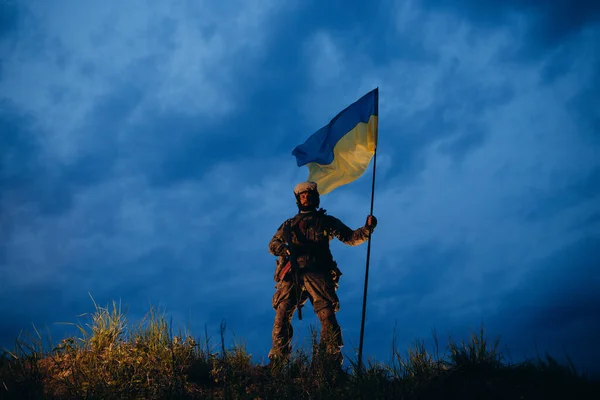Вооруженный Украинский Воин Голубым Желтым Флагом Вечером — стоковое фото