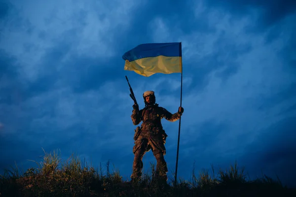Вечірній Портрет Українського Військовослужбовця Рушницею Прапором Натомість — стокове фото