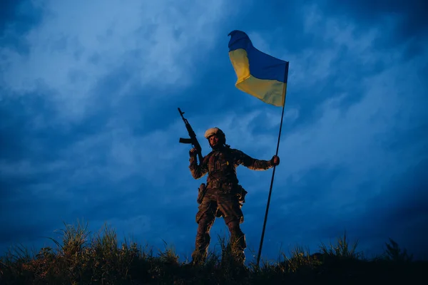 Украинский Вооруженный Солдат Держит Государственный Флаг После Боя — стоковое фото