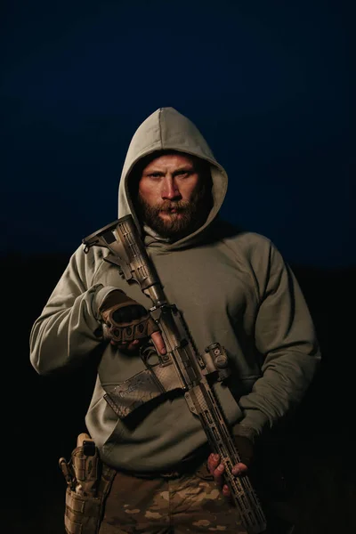 Kapüşonlu Tüfeğiyle Kameraya Bakan Sakallı Bir Ukraynalı Savaşçının Portresi — Stok fotoğraf