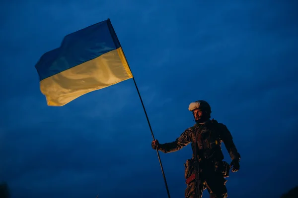 Вечернее Фото Украинского Защитника Национальным Флагом — стоковое фото