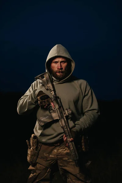 Silahlı Bir Ukraynalı Askerin Portresi Kapüşonlu Kameraya Bakıyor — Stok fotoğraf