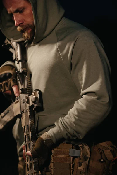 Lukking Ukrainsk Militær Mann Med Rifle – stockfoto
