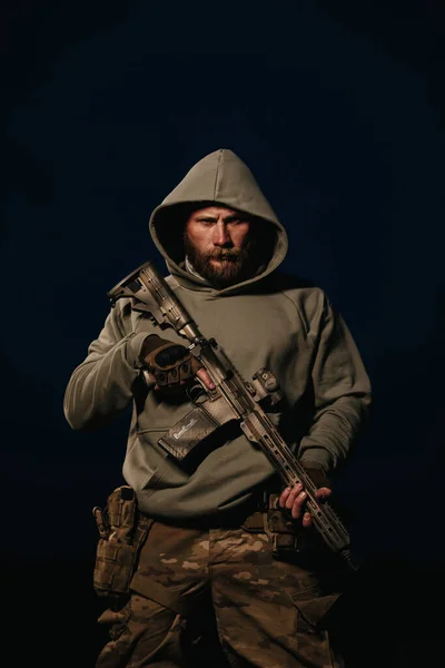 Український Солдат Своєю Рушницею Капюшоні Чорному Тлі — стокове фото