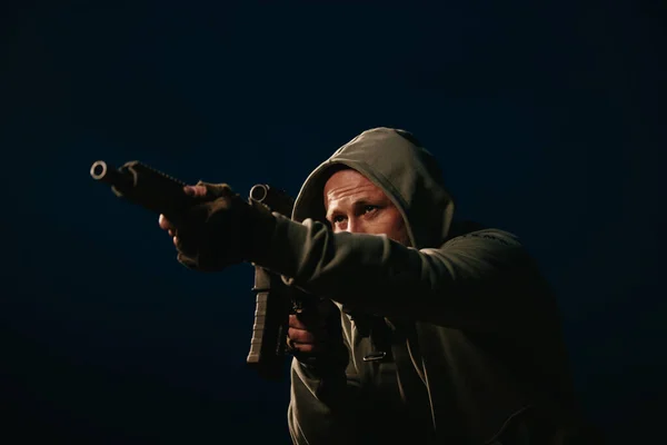 暗い背景で彼のライフルを目指してウクライナの兵士 — ストック写真