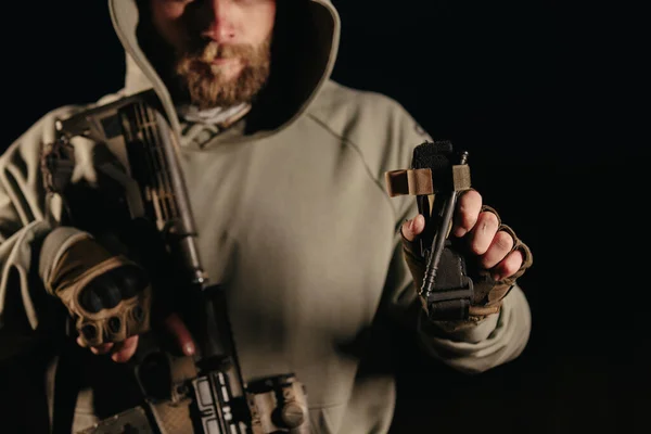 Silahlı Ukraynalı Bir Askerin Elinde Tuttuğu Tıbbi Turnikeye Yakın Çekim — Stok fotoğraf