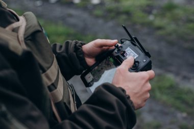 İnsansız hava aracını kullanan Ukraynalı asker. 