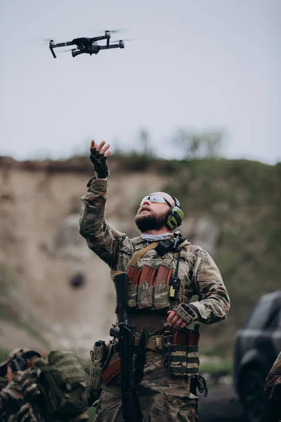 Ukrainian Soldier Using Drone Air Intelligence — Stock Photo, Image
